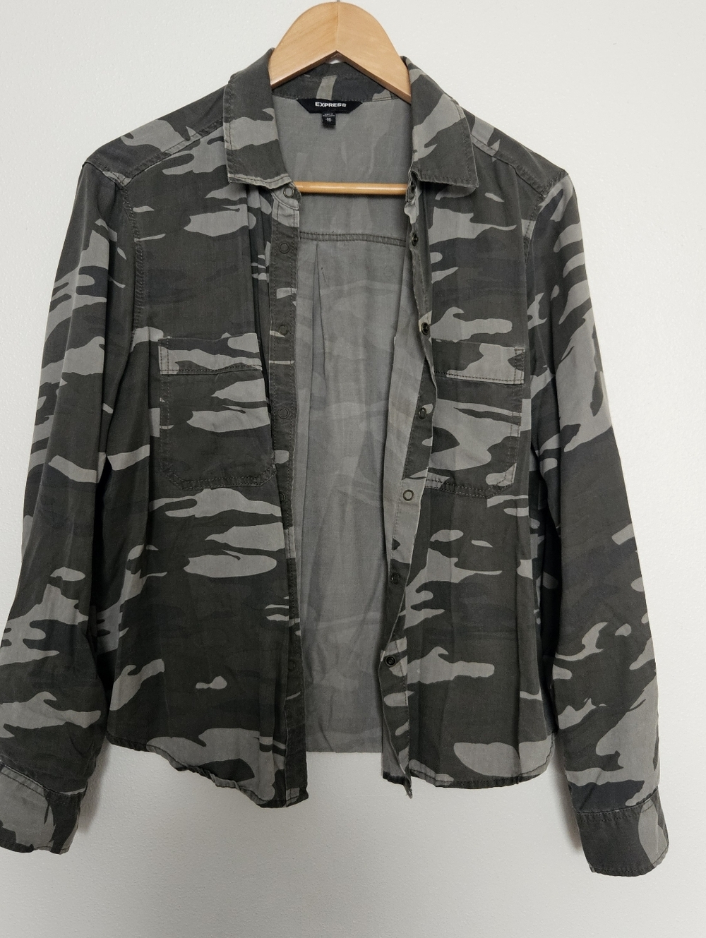 EXPRESS Snap Button Long Sleeve Camo Top Medium